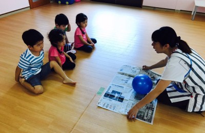保護中: 新聞紙遊び 名古屋市 あおいとり療育園